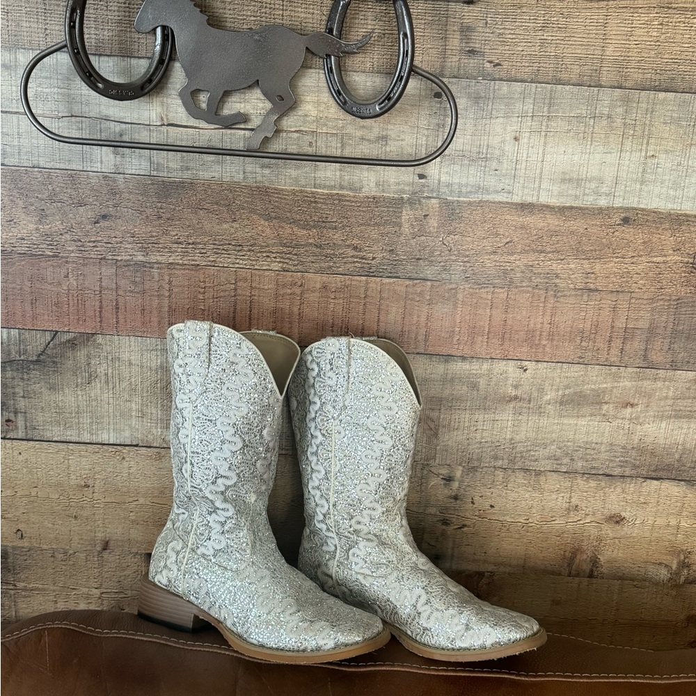 Ladies size 7 Cowboy boots super white Glitter with the popular Square Toe.